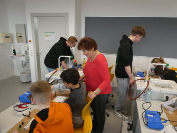 Technikfans im Physikraum der Grund- und Mittelschule Parkstetten