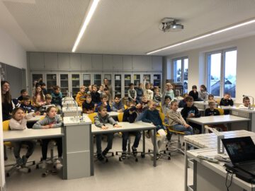 Besuch der 3. Klassen bei der Feuerwehr Parkstetten und Brandschutzerziehung in der Schule