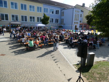 Schulfest „Spiele früher und heute“ an der Grund- und Mittelschule Parkstetten