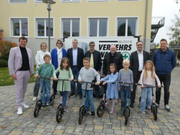 Kreisverkehrswacht Straubing e.V. übergibt an die Grundschulen in Parkstetten und Kirchroth sechs „Scooter“ für die Verkehrserziehung