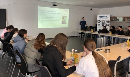 Betriebserkundung der 8. Klasse bei der Firma Rappl in Kirchroth