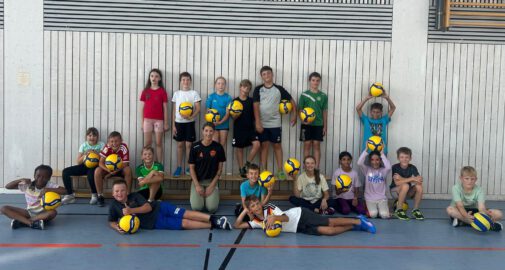 Profi-Volleyballerin Jana Krause begeistert Schülerinnen und Schüler