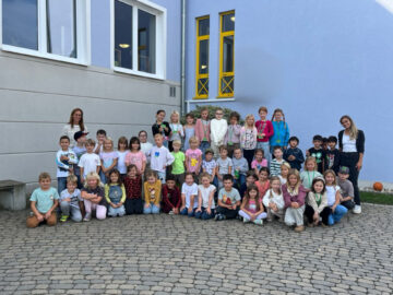 Groß hilft Klein: Die Klasse 2a führt die Schulneulinge durchs Haus